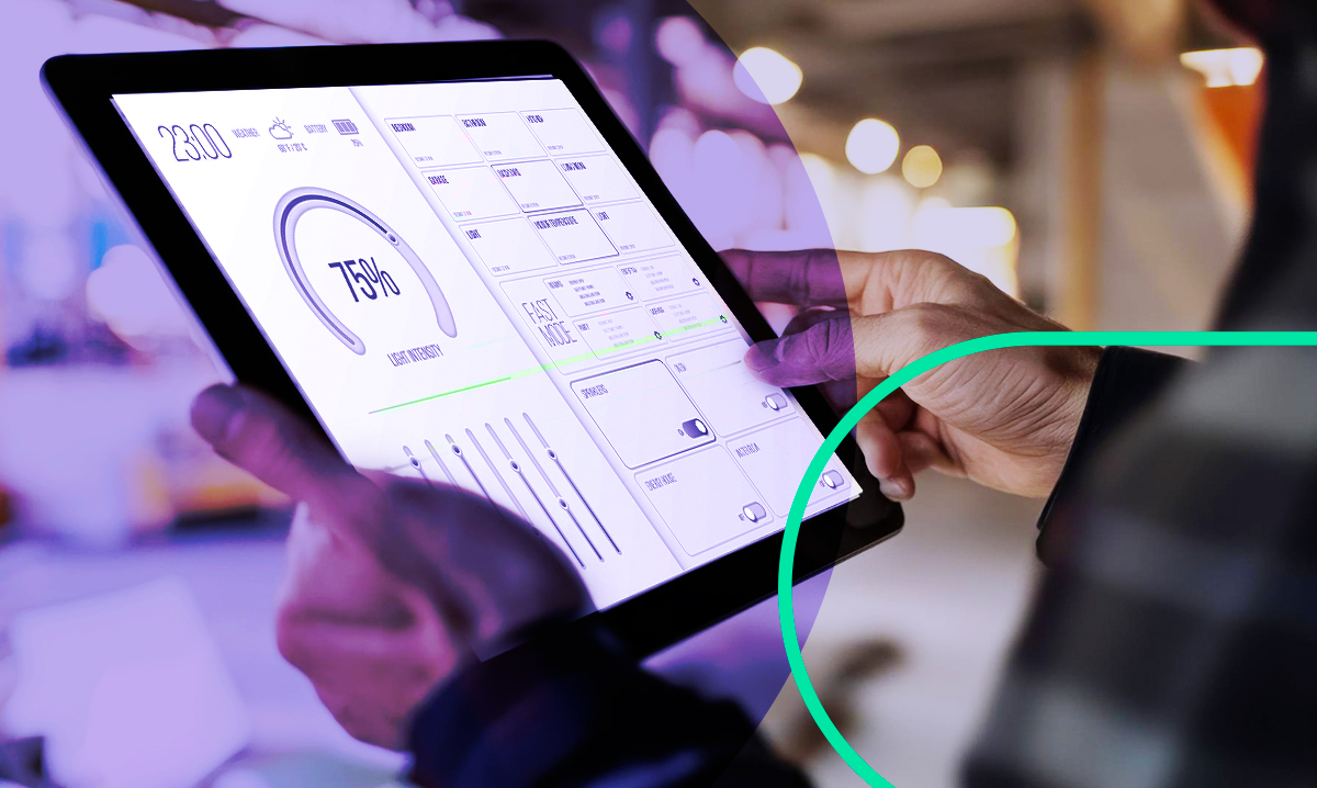 Sistema HVAC con conectividad WiFi mostrando monitoreo remoto de temperatura y estado operativo desde una tablet en entorno profesional