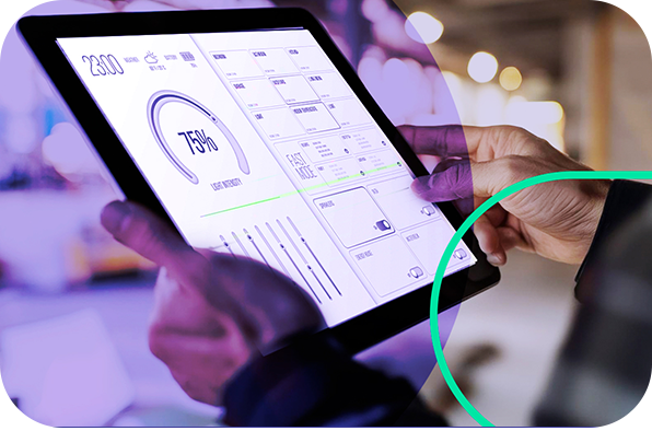 Sistema HVAC con conectividad WiFi mostrando monitoreo remoto de temperatura y estado operativo desde una tablet en entorno profesional